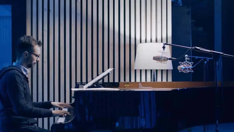 alessandro ponti plays the piano to compose the soundtracks of Soeliok